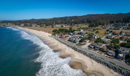 El Granada Casa | Coastal Dream - 2 Blocks to ocean, steps to beach, hot tub, coastal trail, BBQ