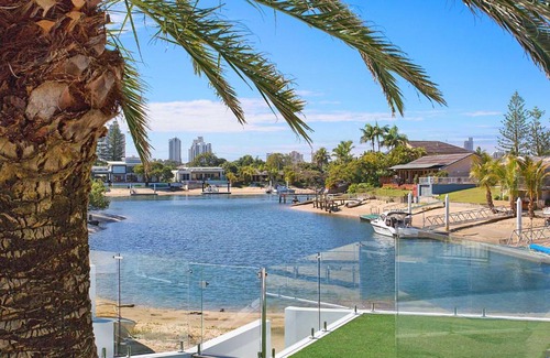 Broadbeach Waters Casa | Coastal Elegance