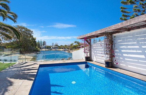 Broadbeach Waters Casa | Coastal Elegance