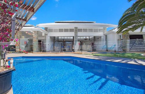 Broadbeach Waters Casa | Coastal Elegance