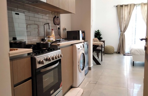 Al Khan Apartamento | Coastal Elegance: Studio, Pool & Beach Proximity