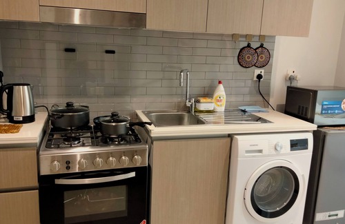 Al Khan Apartamento | Coastal Elegance: Studio, Pool & Beach Proximity