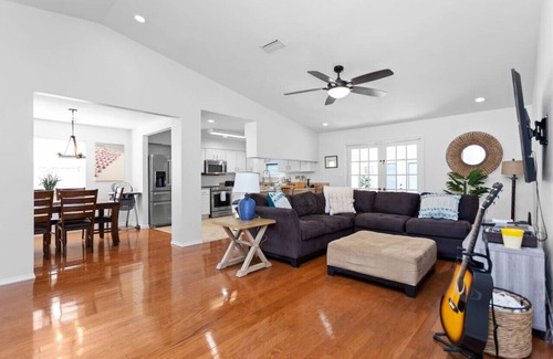 Fort Walton Beach Casa | Coastal Escape: Heated Pool, Hot Tub, Grill!