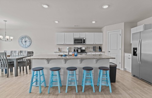 Southport Casa | Coastal Eve Retreat-pets, fenced yard, beach gear, and more!