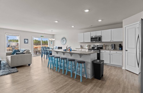 Southport Casa | Coastal Eve Retreat-pets, fenced yard, beach gear, and more!