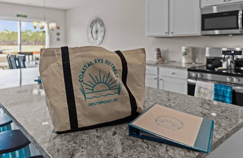 Southport Casa | Coastal Eve Retreat-pets, fenced yard, beach gear, and more!