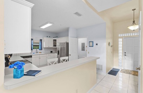Seaview Park Casa | Coastal Getaway | 4BR Family Home Near Beach | Screened Porch + King Suite