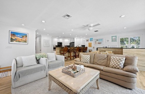 Jupiter Casa | Coastal Getaway: 4BR Home - 5 Min to Jupiter Beach