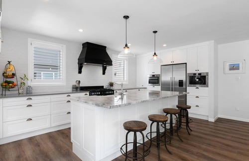 Mount Maunganui Casa | Coastal Getaway with Pool - Central Mount Maunganui, Spacious 5 Bedroom Home
