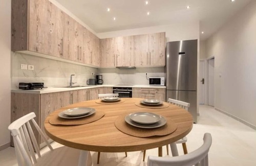 Nea Makri Apartamento | Coastal Getaway: Roomy Beachside Apartment!