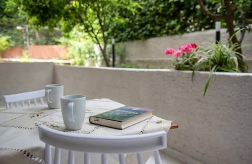 Nea Makri Apartamento | Coastal Getaway: Roomy Beachside Apartment!