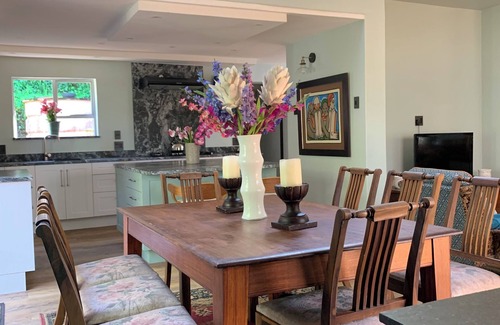 Glentana Otro | Coastal Gold House: Spacious, Modern house in Glentana (8 Slp, 3 bath, 3-living)