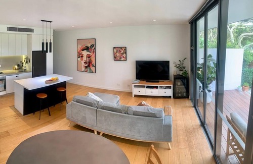 Little Bay Apartamento | Coastal Green Living - Short walk to beach, surrounded by parks and golf courses