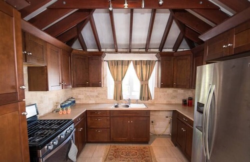 Bermuda Apartamento | This beautiful beach front home is just steps away from the lovely Elly's Harbour