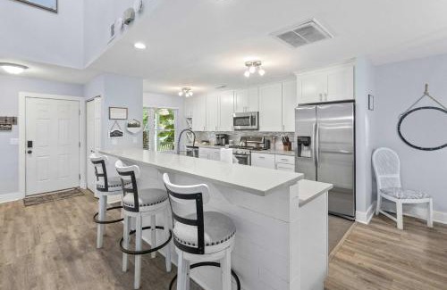 Mount Pleasant Casa | Coastal Haven 5 mins to Beach 15 mins to dtwn