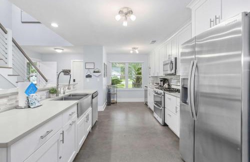 Mount Pleasant Casa | Coastal Haven 5 mins to Beach 15 mins to dtwn