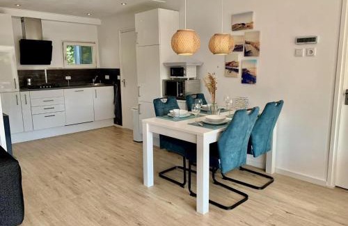 Sint Maartensvlotbrug Casa | Coastal hideaway bungalow with garden