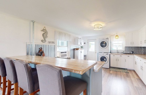 Atlantic Beach Cabaña | Coastal home close to beach and local attractions with W/D & AC