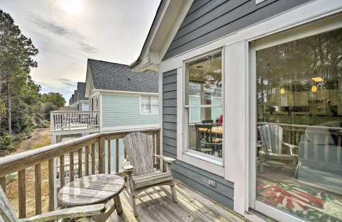 Corolla Light Apartamento | Coastal Home with Community Pool Less Than 2 Miles to Beach!