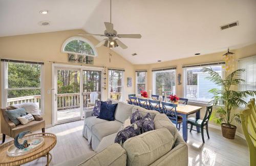 Corolla Light Apartamento | Coastal Home with Community Pool Less Than 2 Miles to Beach!