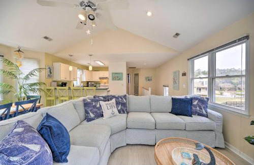 Corolla Light Apartamento | Coastal Home with Community Pool Less Than 2 Miles to Beach!