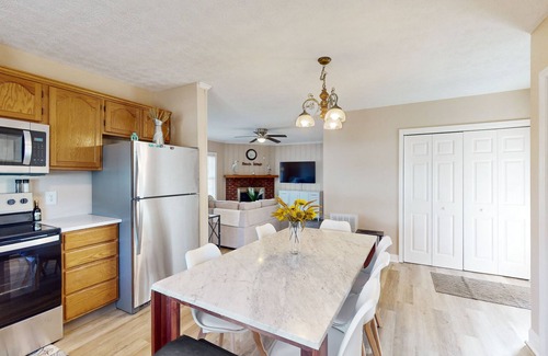Salter Path Cabaña | Coastal home with patio, close to beach and local attractions