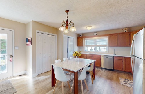 Salter Path Cabaña | Coastal home with patio, close to beach and local attractions