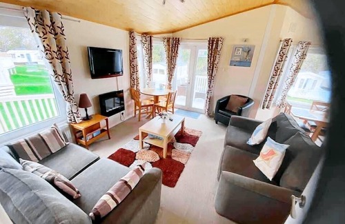Bembridge Cabina | Coastal Lodge Retreat, Child & Pet Friendly
