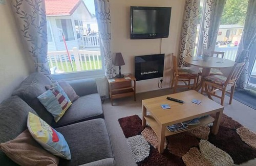 Bembridge Cabina | Coastal Lodge Retreat, Child & Pet Friendly