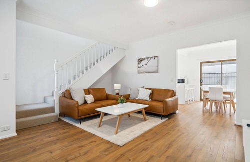 Glenelg South Casa | Coastal Luxury: 3-Bed Townhouse 150m from Beach
