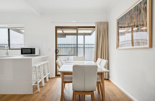 Glenelg South Casa | Coastal Luxury: 3-Bed Townhouse 150m from Beach