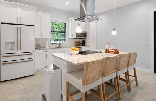Central Naples Casa | COASTAL LUXURY 4BD HOME W POOL, PRIME LOCATION 5 MIN TO TOP BEACHES AND DOWNTOWN
