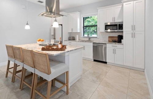 Central Naples Casa | COASTAL LUXURY 4BD HOME W POOL, PRIME LOCATION 5 MIN TO TOP BEACHES AND DOWNTOWN
