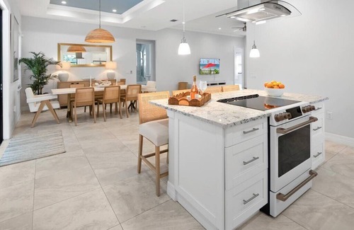 Central Naples Casa | COASTAL LUXURY 4BD HOME W POOL, PRIME LOCATION 5 MIN TO TOP BEACHES AND DOWNTOWN
