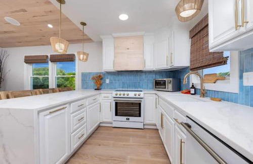 Colington Casa | Coastal Luxury Hot Tub Fire Pit & 5Min to Beach