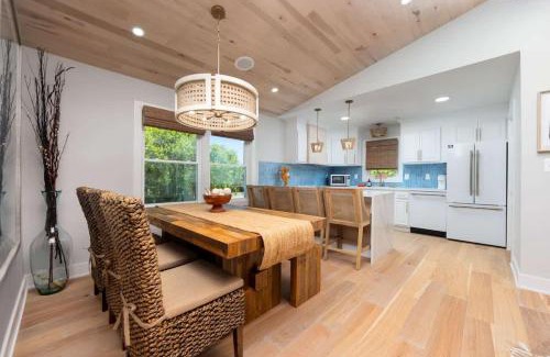 Colington Casa | Coastal Luxury Hot Tub Fire Pit & 5Min to Beach