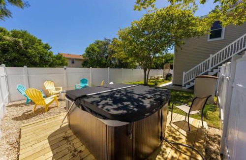 Colington Casa | Coastal Luxury Hot Tub Fire Pit & 5Min to Beach