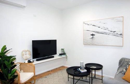 Towradgi Apartamento | Coastal Nest - Stylish 1BR Steps to Towradgi Beach