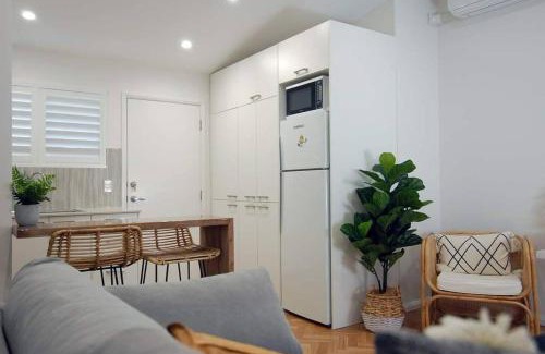 Towradgi Apartamento | Coastal Nest - Stylish 1BR Steps to Towradgi Beach