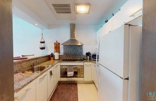 Beacon Hill Condominio | ☀️🏖️Coastal Oasis by IRE Vacations - Spacious Studio Overlooking the Beach