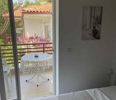 Polichrono Apartamento | Coastal Oasis