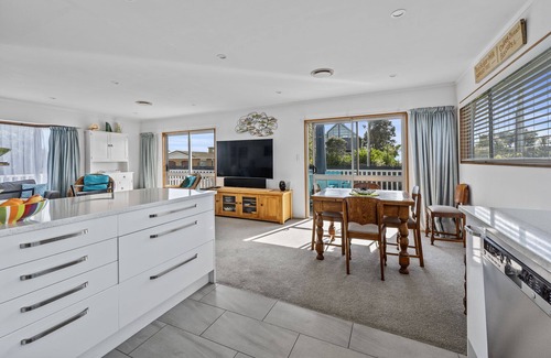 Papamoa Beach Casa | Coastal Oasis - Papamoa Beach Holiday Home