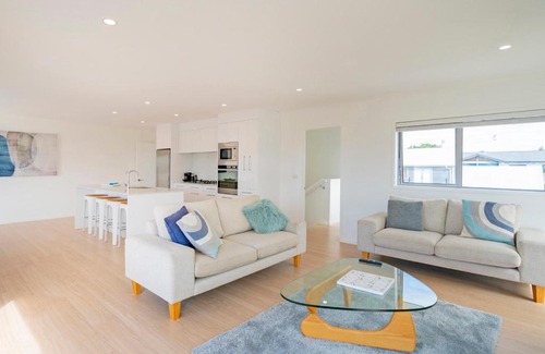 Matarangi Casa | Coastal Pearl - Matarangi Holiday Home