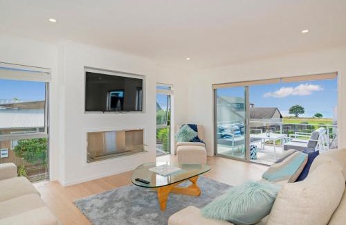 Matarangi Casa | Coastal Pearl - Matarangi Holiday Home