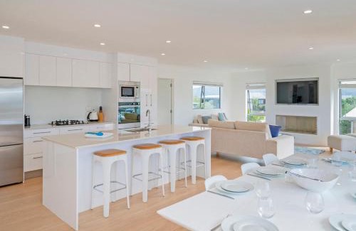 Matarangi Casa | Coastal Pearl - Matarangi Holiday Home