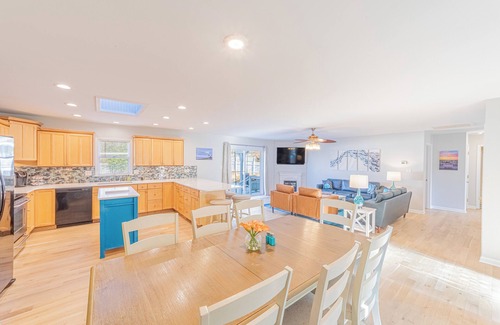 Lewes Casa | Coastal Quarters-Units 1 & 2-5BR house & 2BR unit-Sleeps 18 total, yard,fire pit