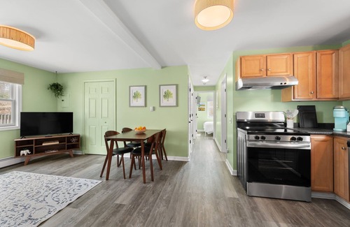Pawcatuck Apartamento | Cozy 2-Bedroom Retreat Near Downtown Westerly, Mystic & Casino Adventures!
