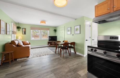 Pawcatuck Apartamento | Cozy 2-Bedroom Retreat Near Downtown Westerly, Mystic & Casino Adventures!