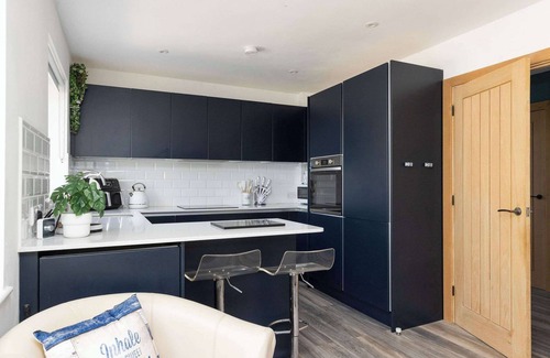 East Wittering Casa | Coastal Retreat with Hot Tub, Walk to Beach