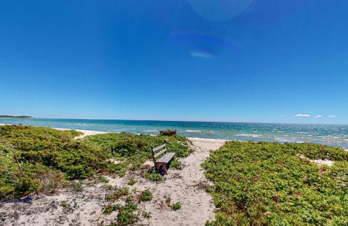 West Hyannisport Casa | Coastal Retreat